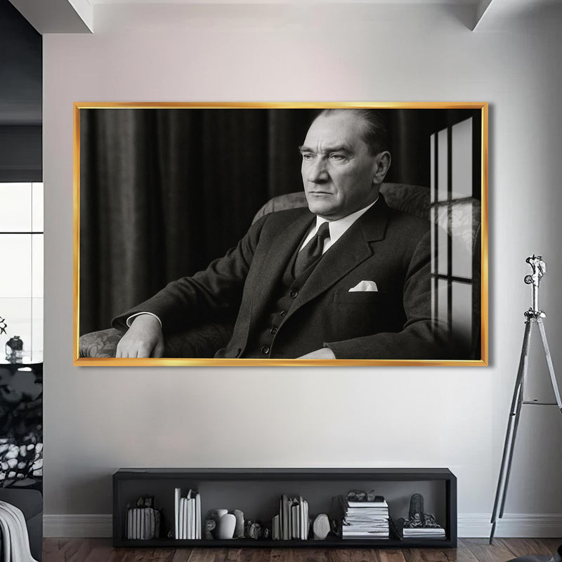 Koltukta Atatürk Cam Tablo – Altın Çerçeveli Cam Tablo