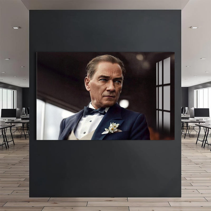 Şık Takımlı Atatürk Cam Tablo – Cam Tablo