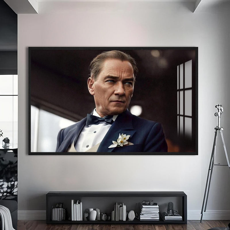 Şık Takımlı Atatürk Cam Tablo – Siyah Çerçeveli Cam Tablo