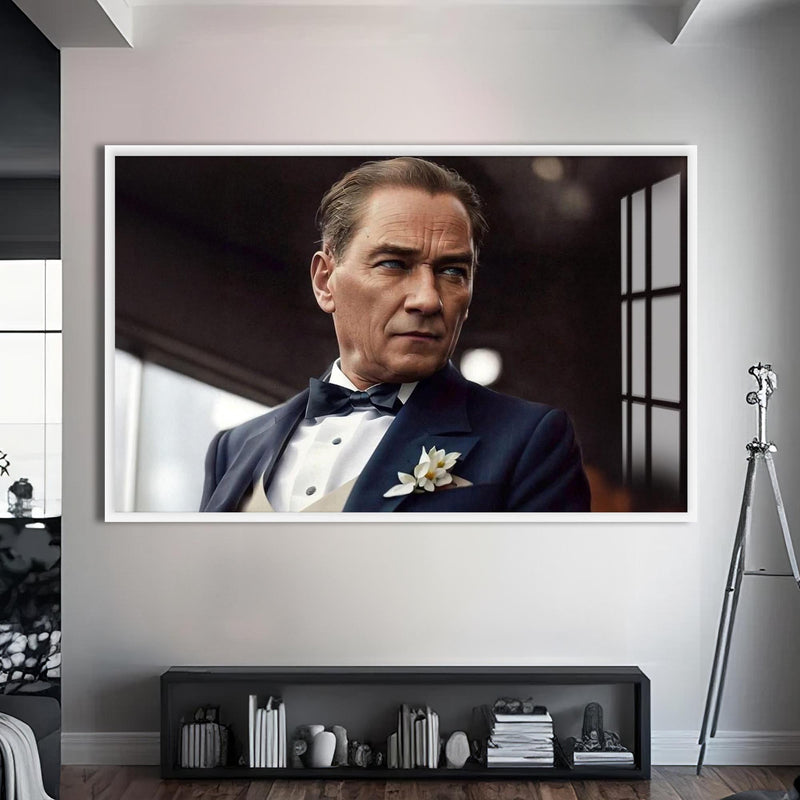 Şık Takımlı Atatürk Cam Tablo – Beyaz Çerçeveli Cam Tablo