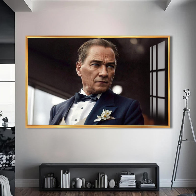 Şık Takımlı Atatürk Cam Tablo – Altın Çerçeveli Cam Tablo