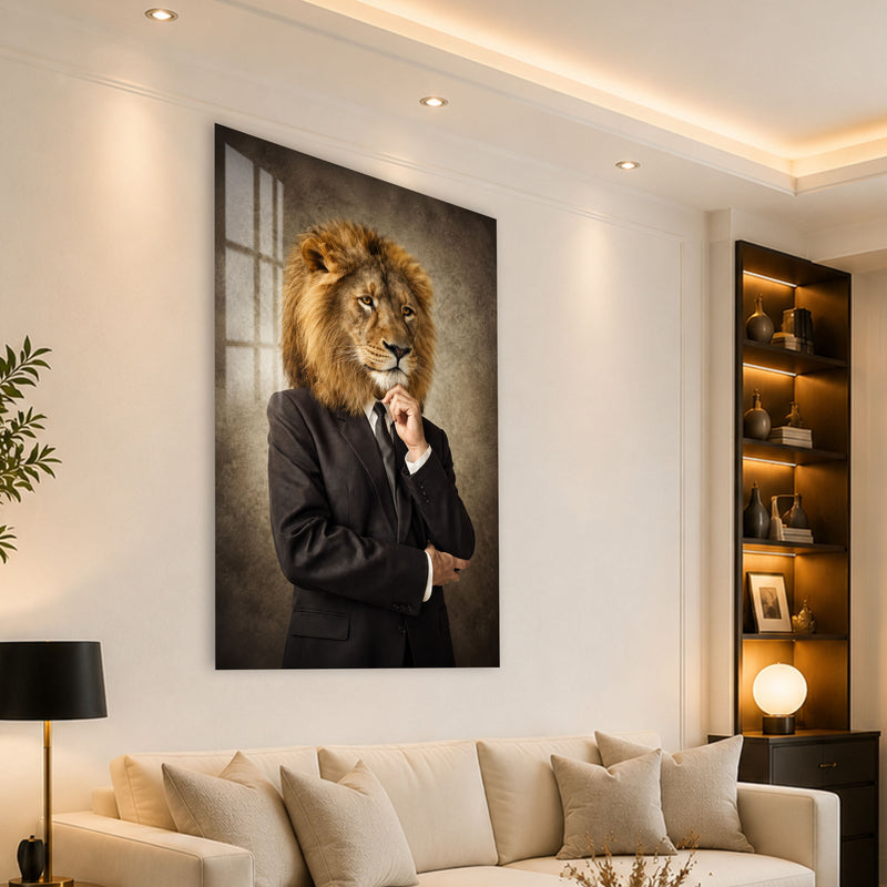 Takım Elbiseli Aslan Düşünür Cam Tablo – Cam Tablo