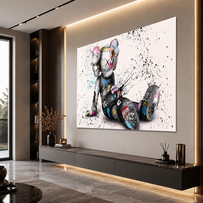 Grafiti Bezelemeli Ayıcık Figürü Cam Tablo – Cam Tablo