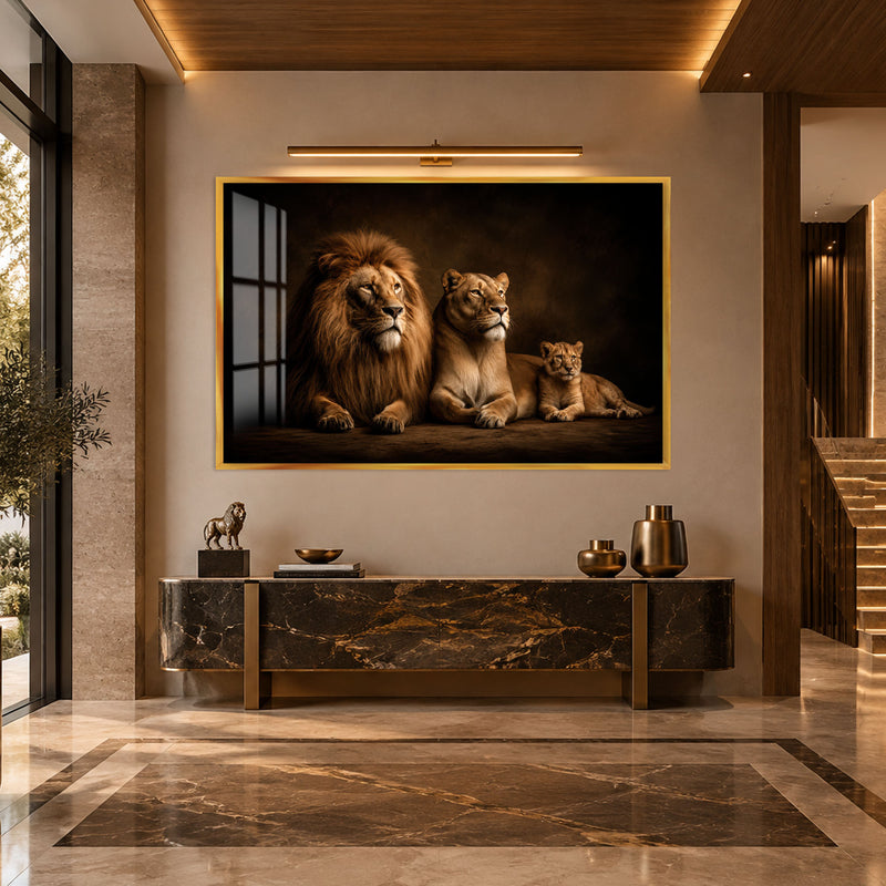 Karanlıkta Aslan Ailesi Cam Tablo – Altın Çerçeveli Cam Tablo
