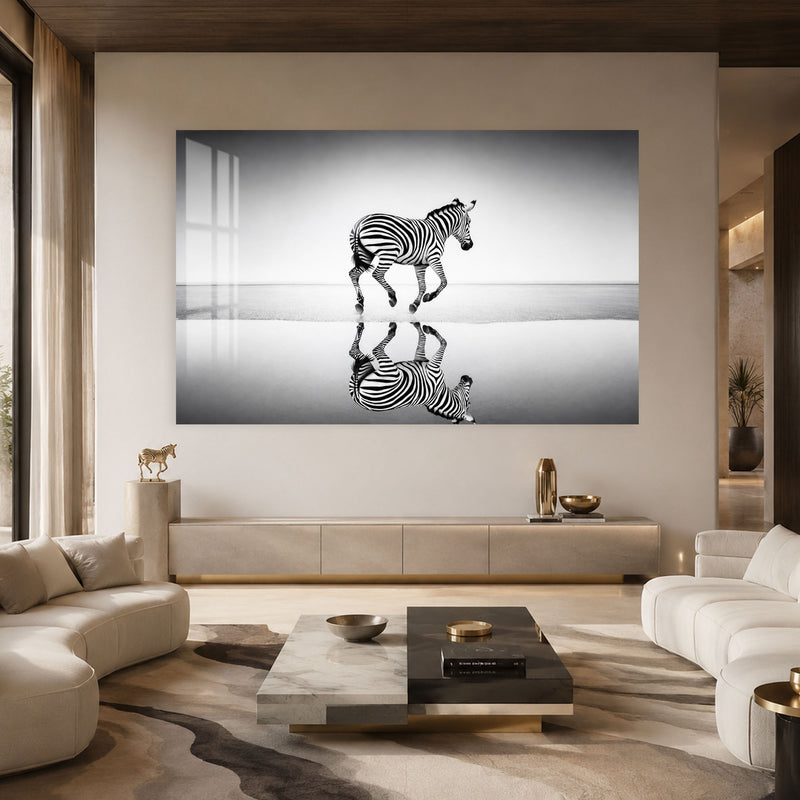 Beyaz Zeminde Yürüyen Zebra Cam Tablo – Cam Tablo