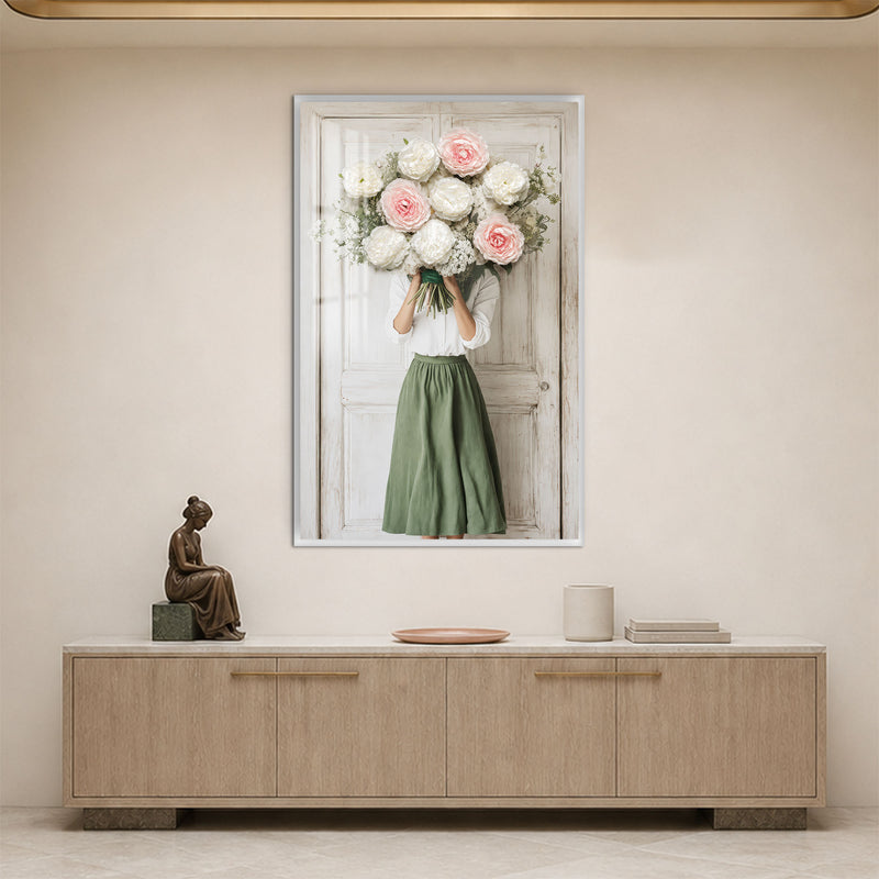 Çiçek Buketi Taşıyan Kadın Cam Tablo – Beyaz Çerçeveli Cam Tablo