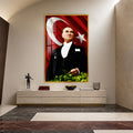 Bayrak Önünde Atatürk Cam Tablo – Altın Çerçeveli