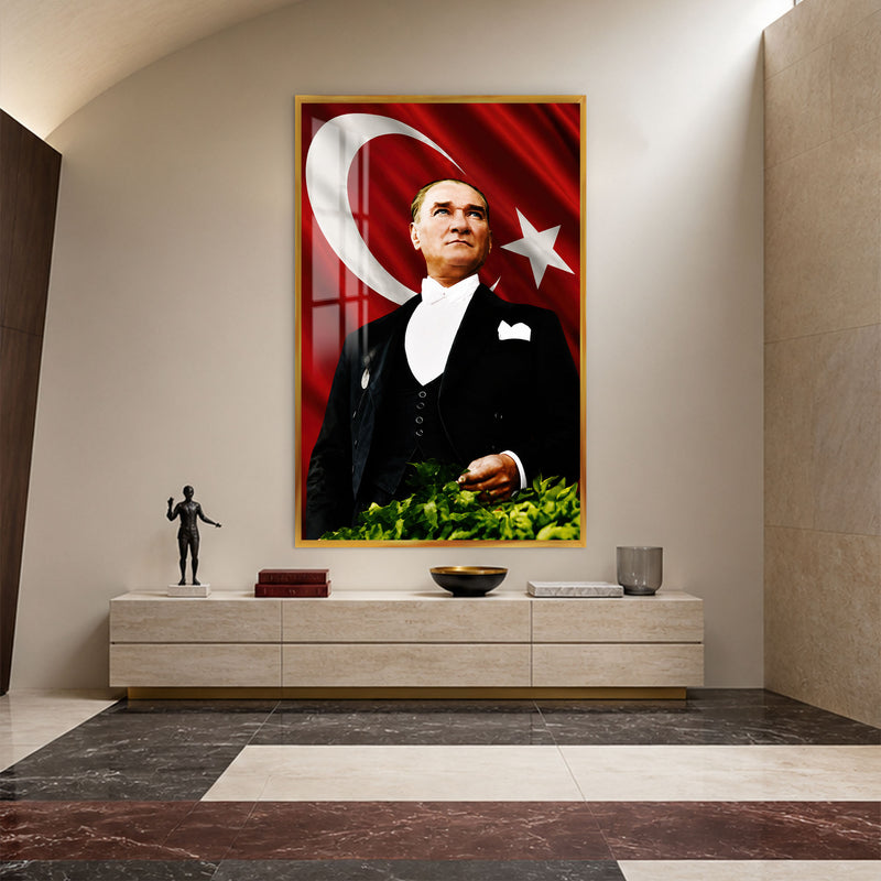 Bayrak Önünde Atatürk Cam Tablo – Altın Çerçeveli