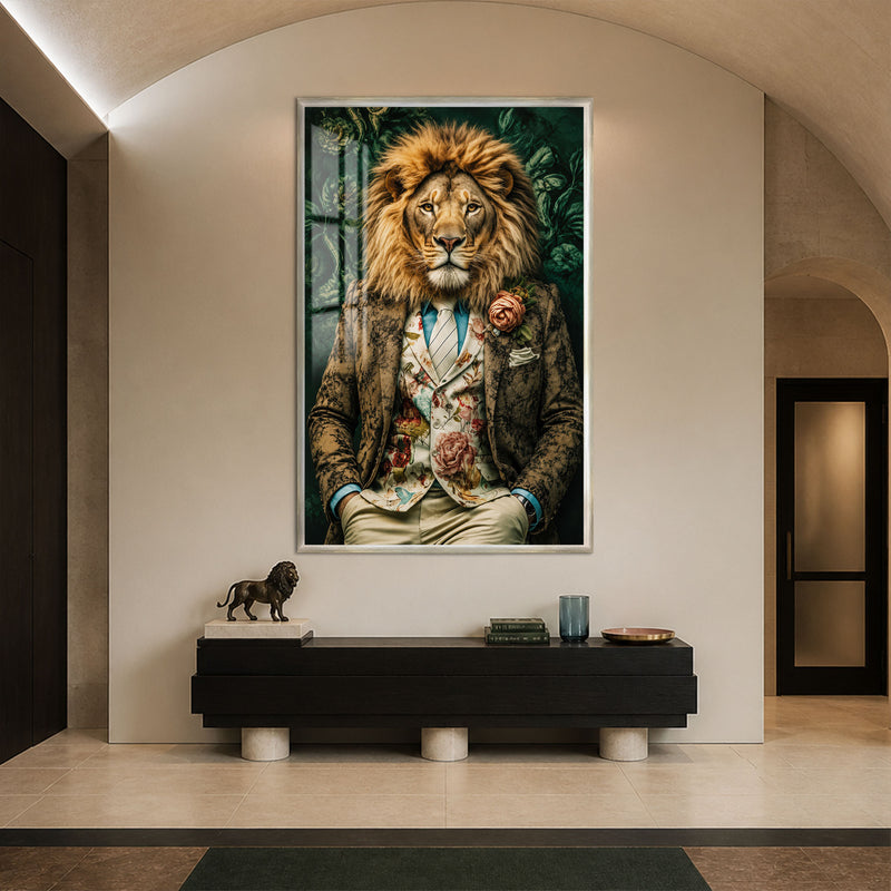Çiçekli Ceketli Aslan Cam Tablo – Gümüş Çerçeveli Cam Tablo