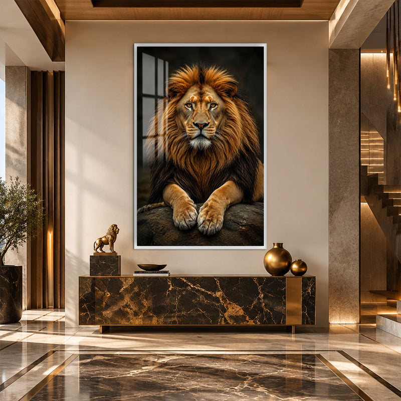 Pençeleri Üstünde Aslan Cam Tablo – Beyaz Çerçeveli Cam Tablo