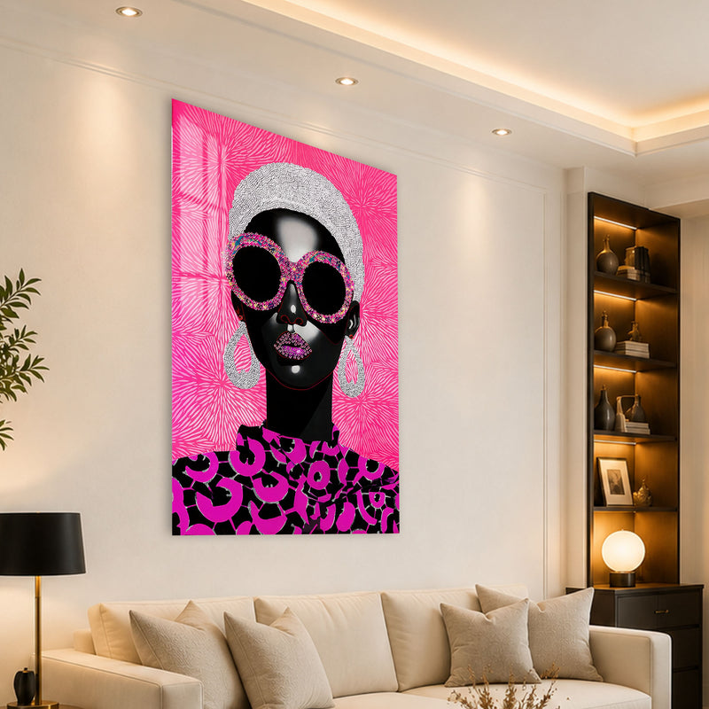 Pembe Fonlu Gözlüklü Kadın Cam Tablo – Cam Tablo