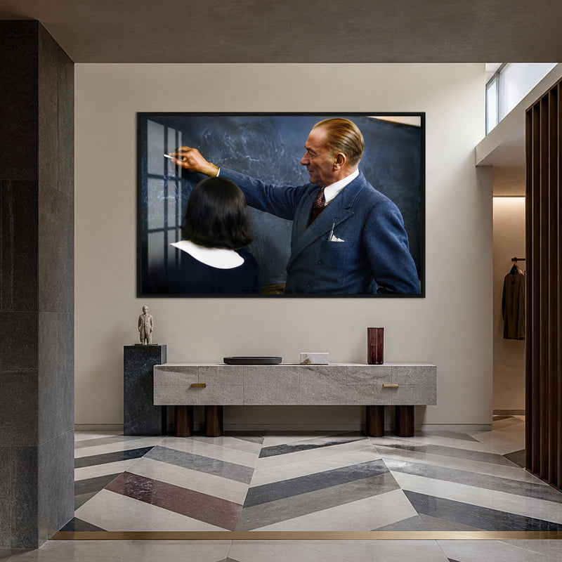 Tahta Başında Atatürk Cam Tablo – Siyah Çerçeveli