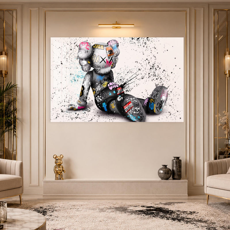Grafiti Bezelemeli Ayıcık Figürü Cam Tablo – Cam Tablo
