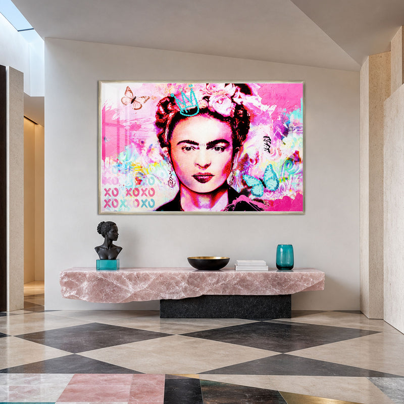 Pembe Çiçek Taçlı Kadın Portresi Cam Tablo – Gümüş Çerçeveli Cam Tablo