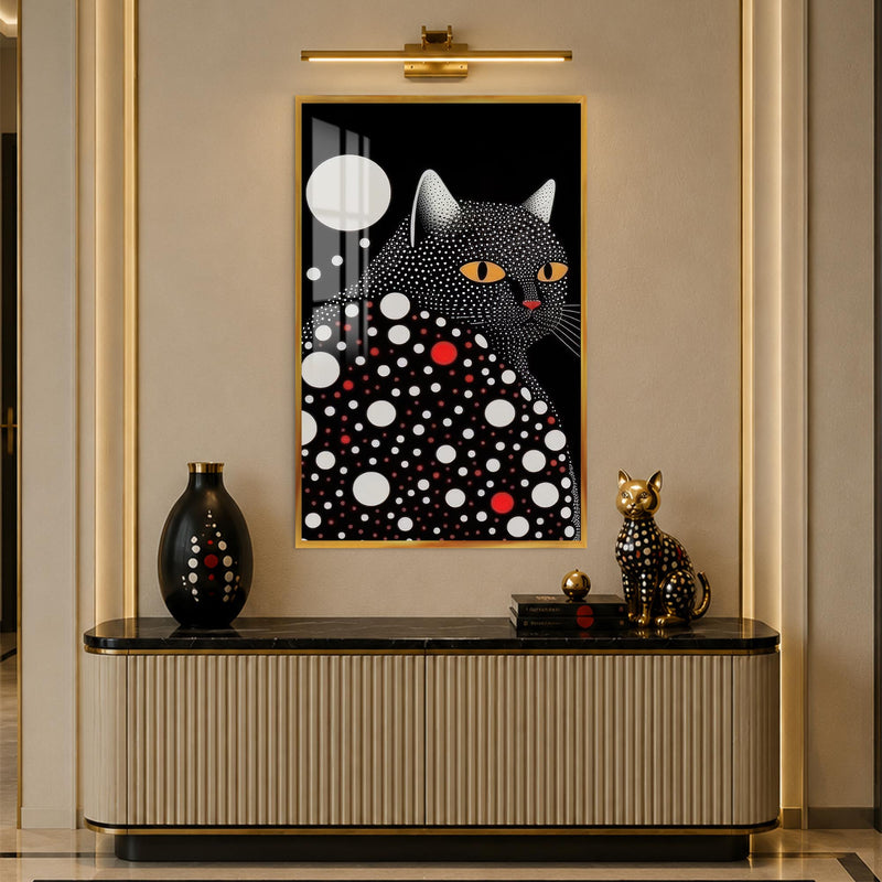 Gece Işığında Benekli Kedi Cam Tablo – Altın Çerçeveli Cam Tablo