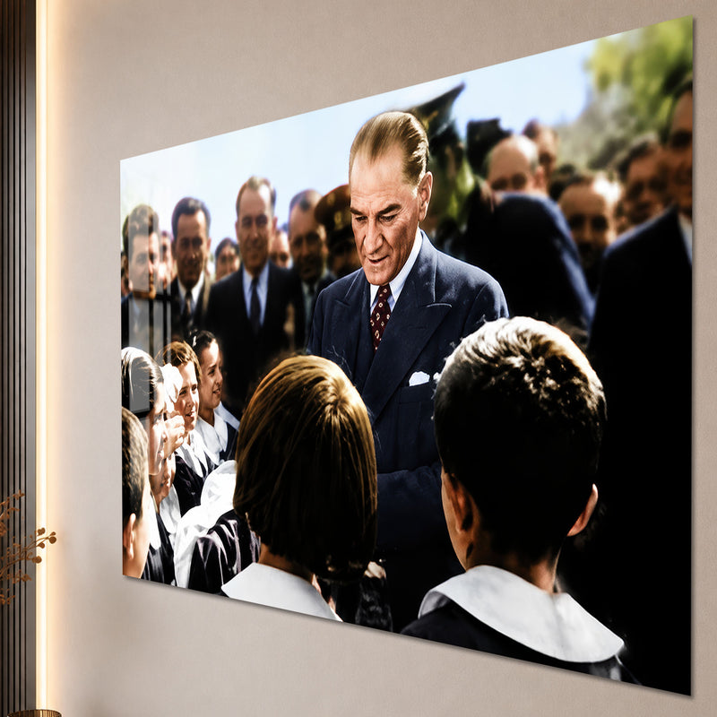 Çocuklar Arasında Atatürk Cam Tablo