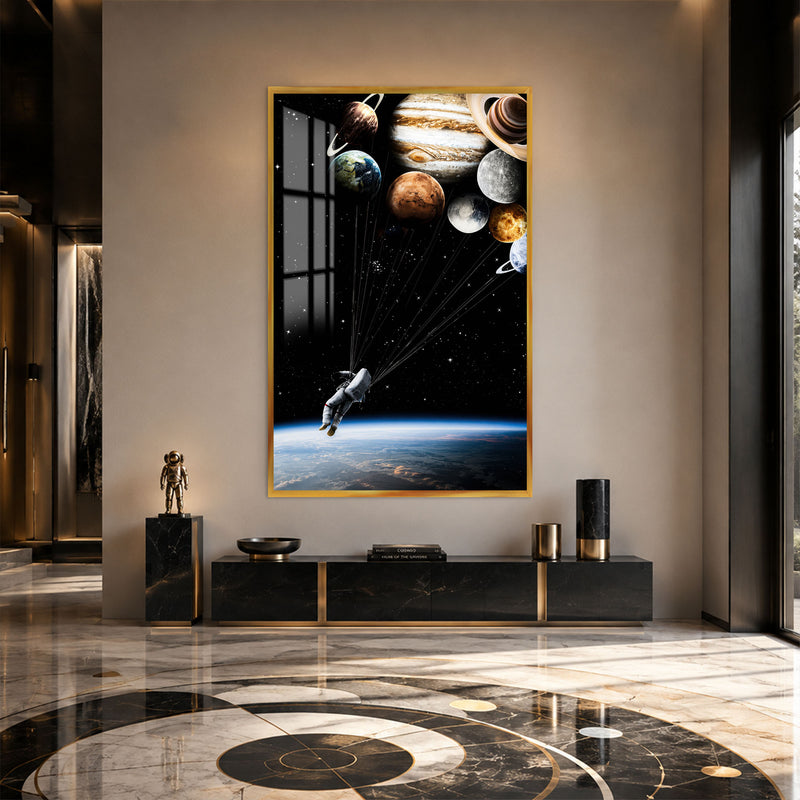 Gezegenlere Uzanan Astronot Cam Tablo – Altın Çerçeveli Cam Tablo