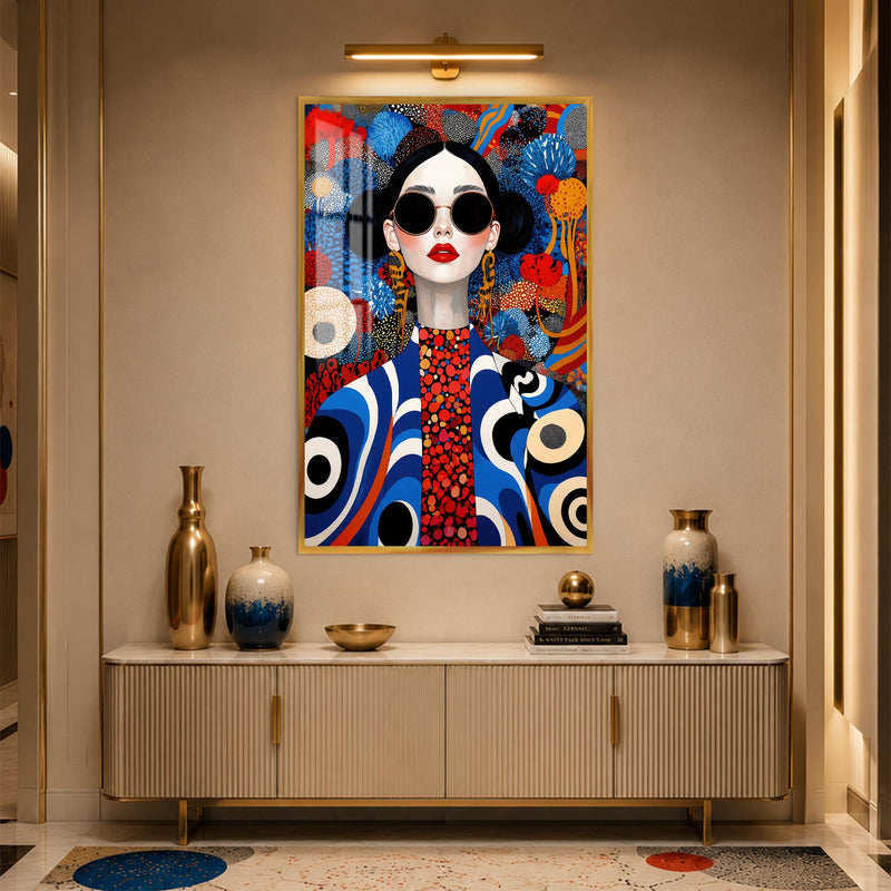 Yuvarlak Gözlüklü Renkli Pop Art Kadın Cam Tablo – Altın Çerçeveli Cam Tablo