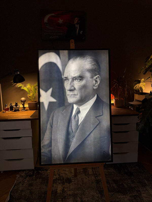 Atatürk II – LUMI™ – Işıklı Cam Tablo